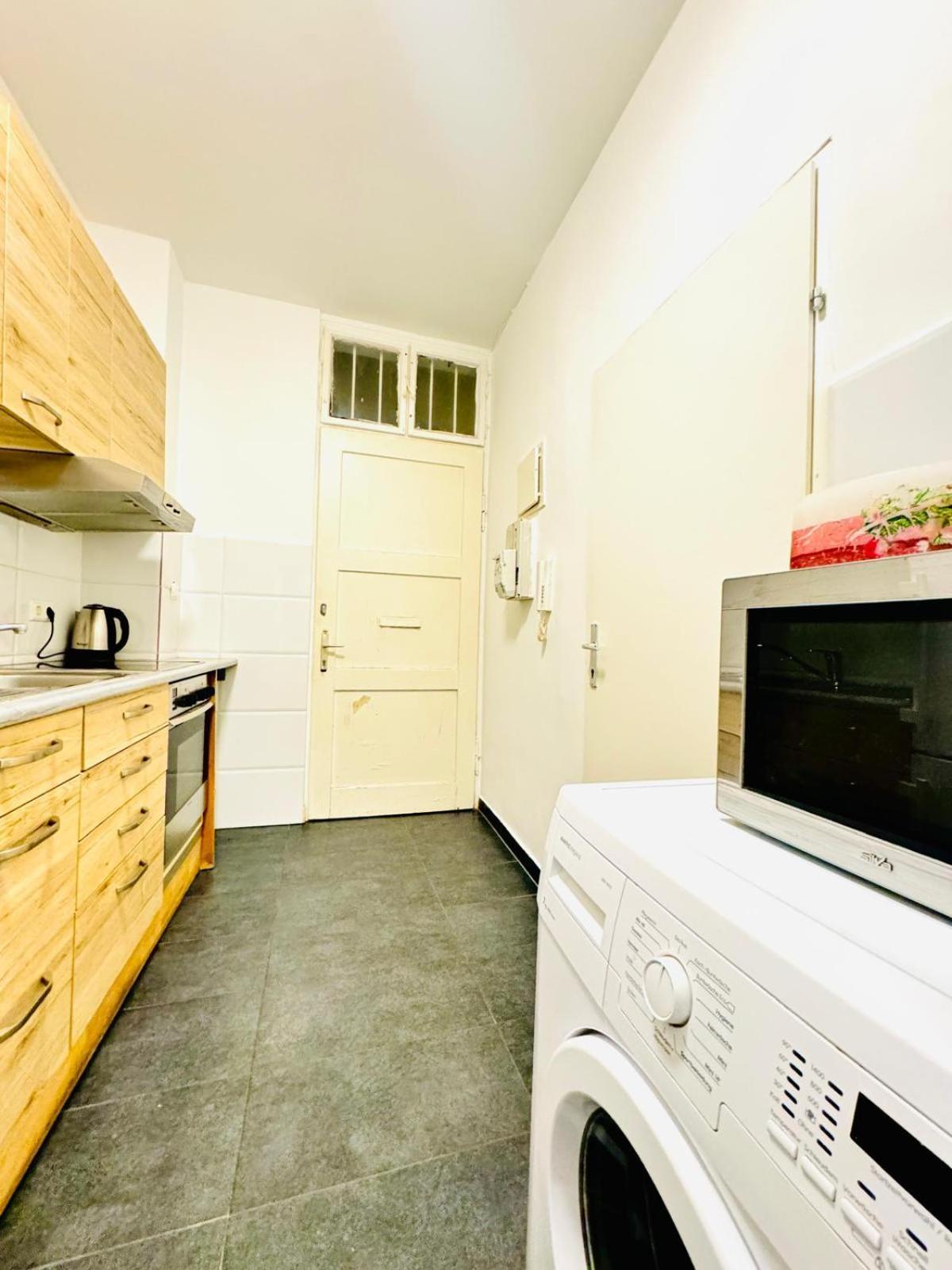 Amazing 2Br Apartment Near Praterstern Виена Екстериор снимка